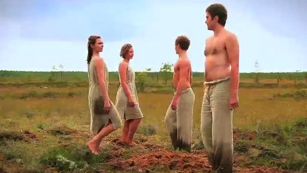 Wet clothes and traces of the ground on the body; screenshot from Menuett.